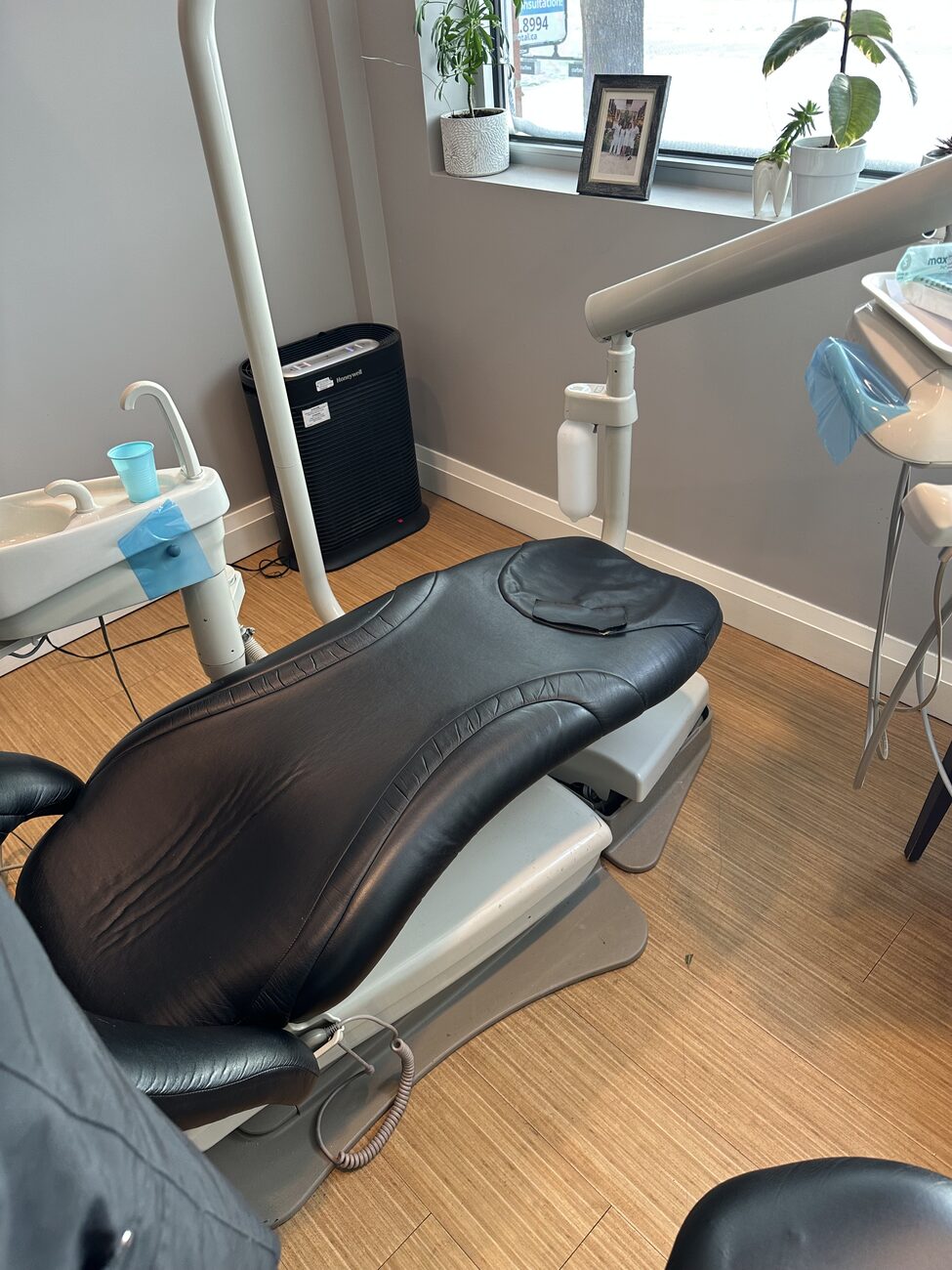 An operatory before the refresh, with the original flooring.