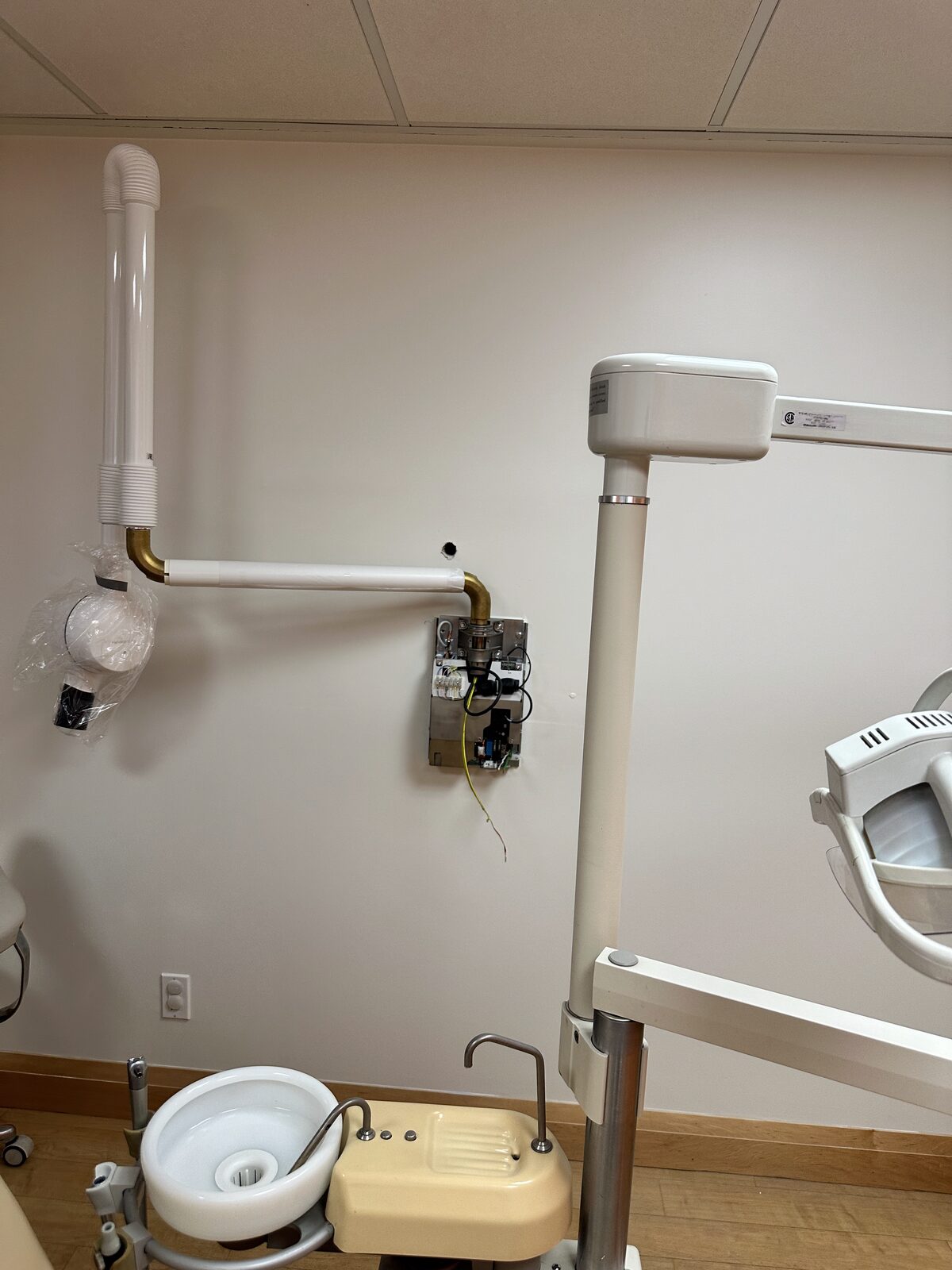 Mounting the wall-mounted X-ray arm and tube head.