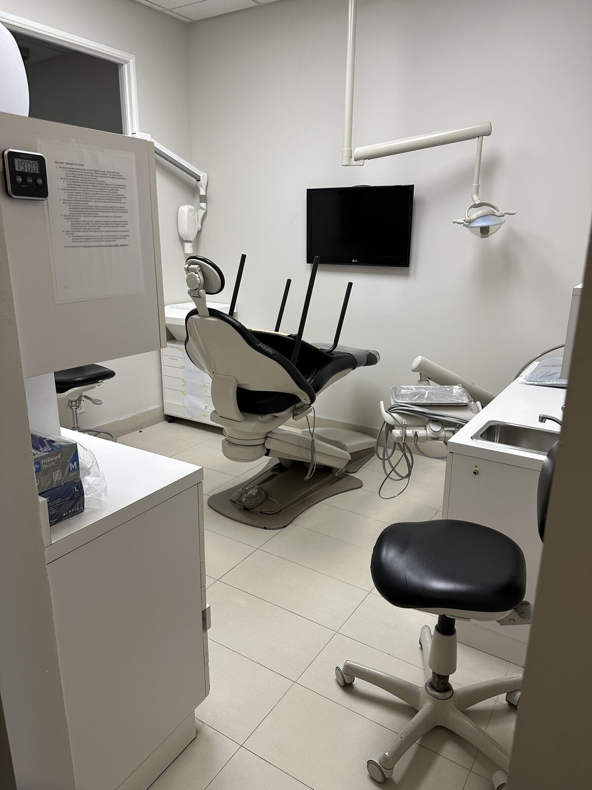 Another operatory before replacement, still on the old tile.